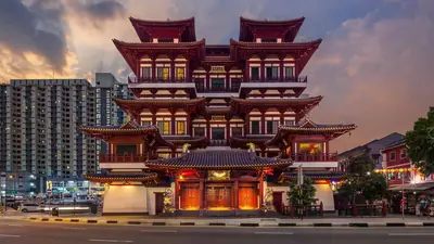 Buddha Tooth Relic Temple & Museum — The ornate red-and-gold facade of the Buddha Tooth Relic Temple and Museum in Chinatown, Singapore, lit at dusk
